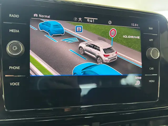 Volkswagen T-Roc view 16