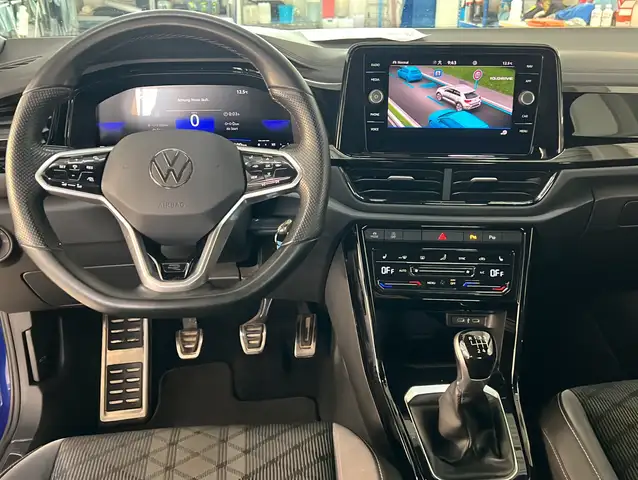 Volkswagen T-Roc view 3
