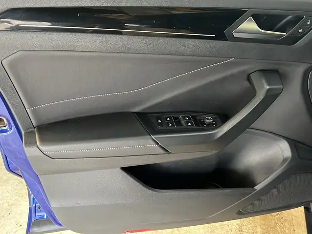 Volkswagen T-Roc view 17