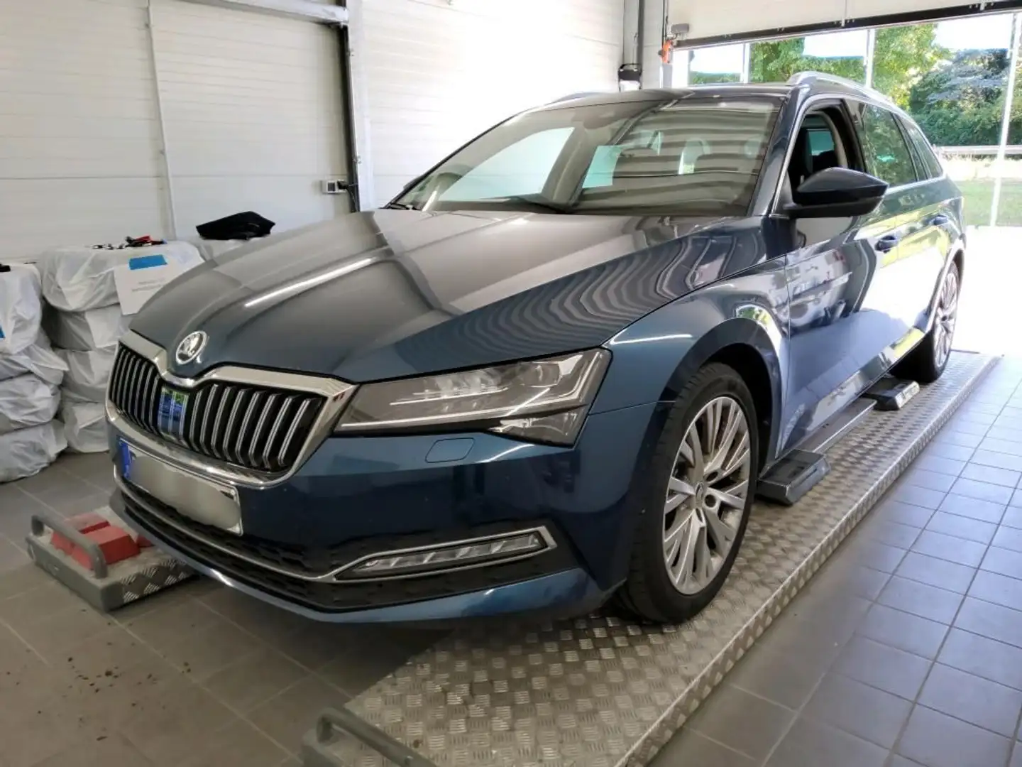 Skoda Superb Combi 2.0 TDI DSG Premium Edition Bleu - 2