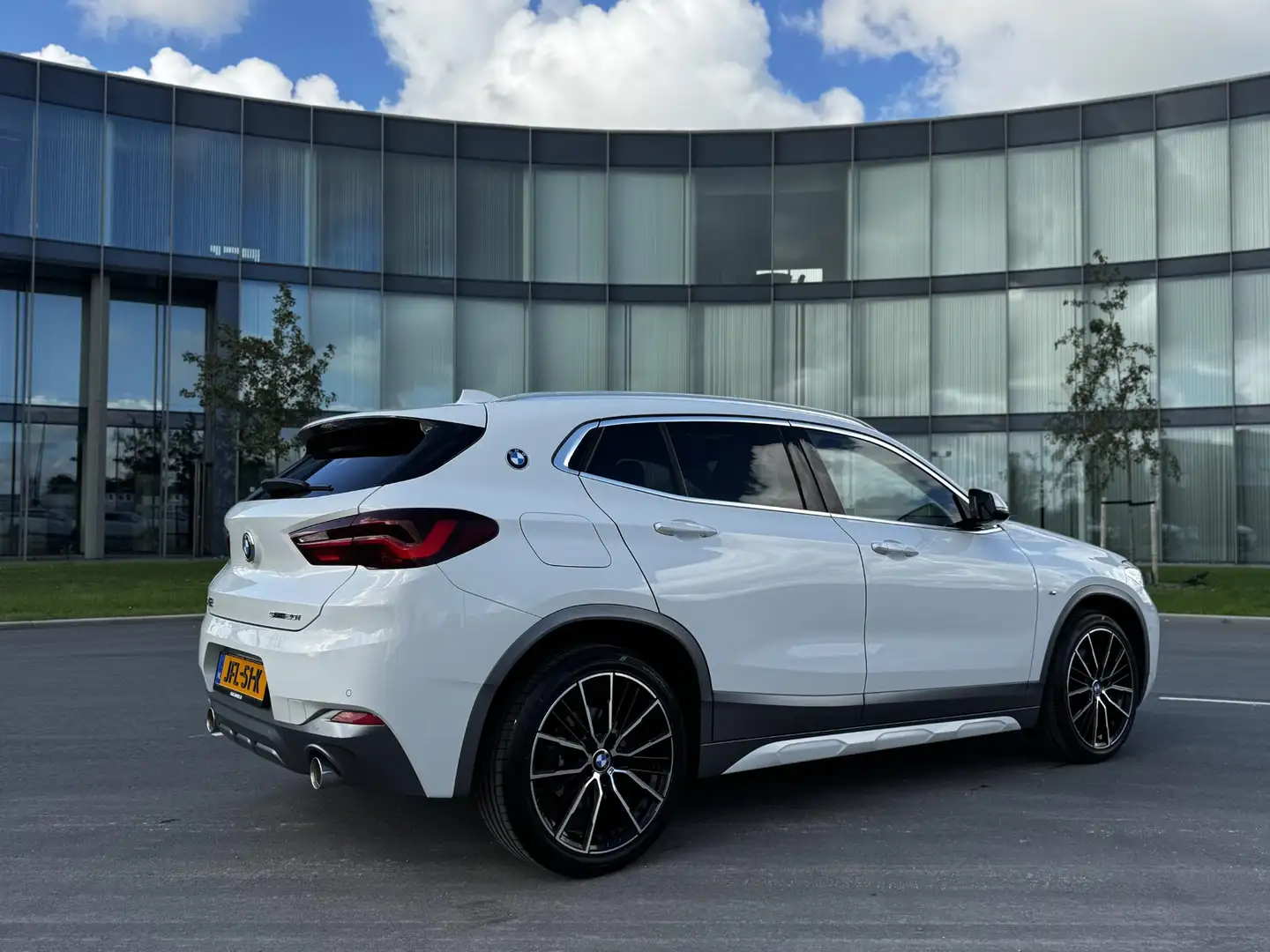BMW X2 sDrive20i High Executive M-Sport, Pano Weiß - 2