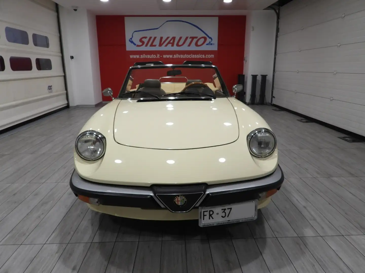 Alfa Romeo Spider 1.6 DUETTO TIPO 115.35 ”AERODINAMICA” (1983) Beige - 2