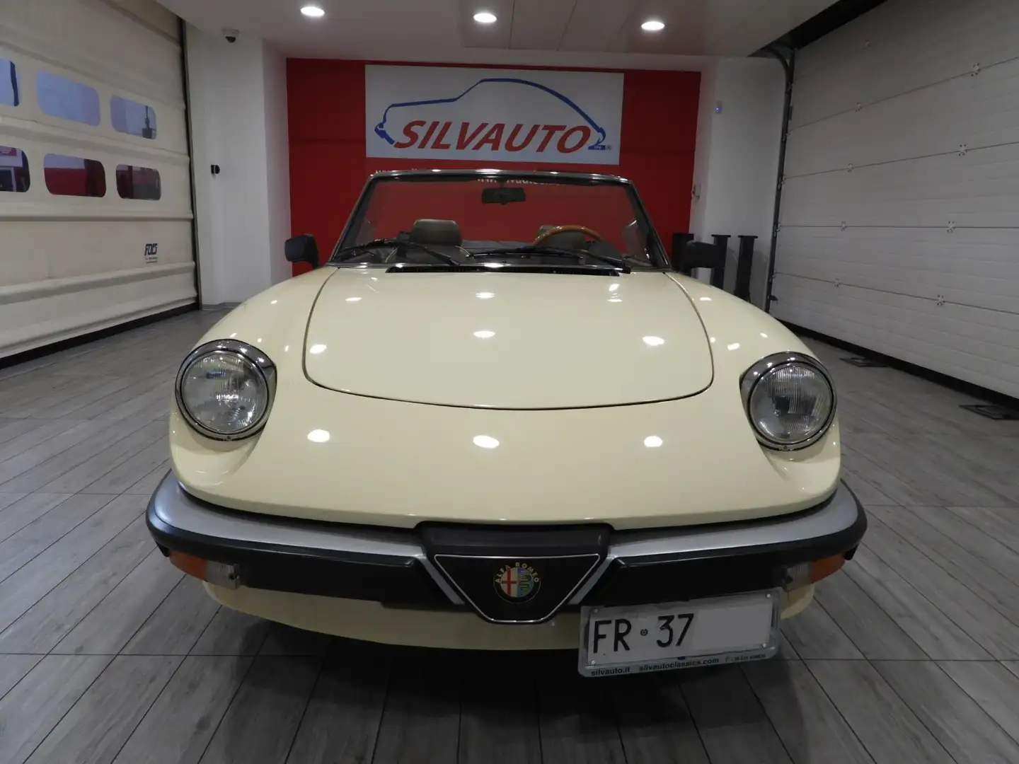 Alfa Romeo Spider 1.6 DUETTO TIPO 115.35 ”AERODINAMICA” (1983) Beige - 2