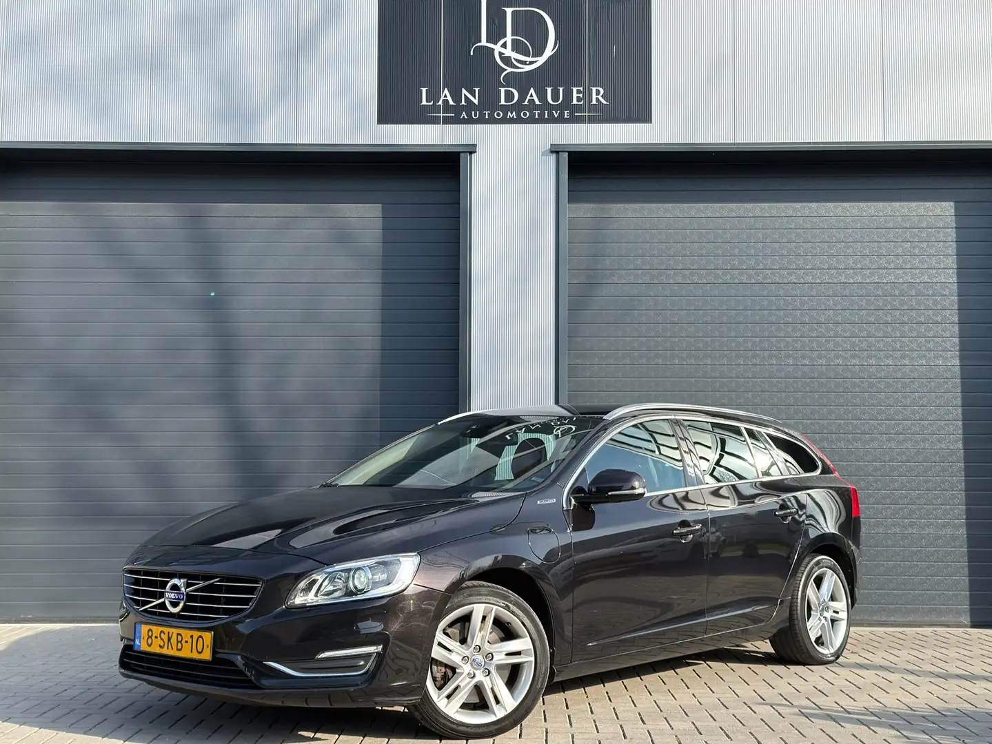 Volvo V60 2.4 D6 AWD Plug-In Hybrid Summum / Voll. Onderhoud Nero - 1