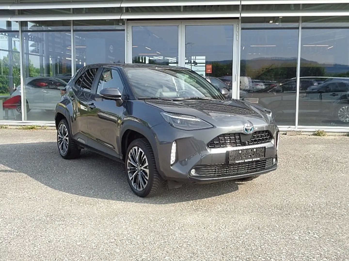Toyota Yaris Cross 1,5 VVT-i Hybrid Elegant Aut. Grau - 1