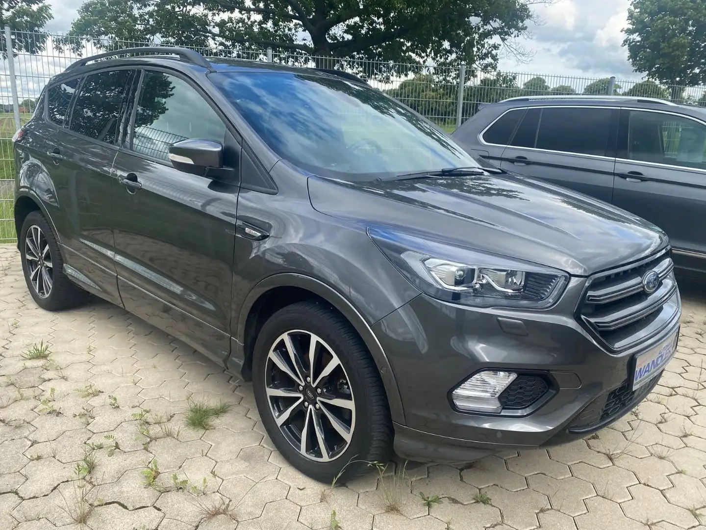 Ford Kuga ST-Line, AHK,GJR, Navi, Kamera Grijs - 2