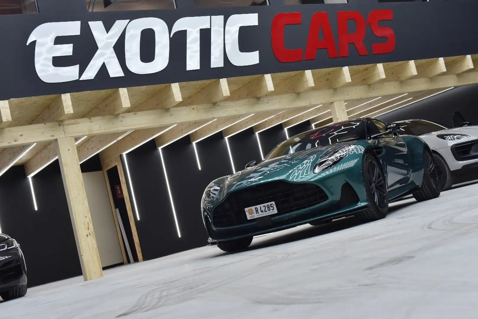 Aston Martin DB12 Зелений - 1