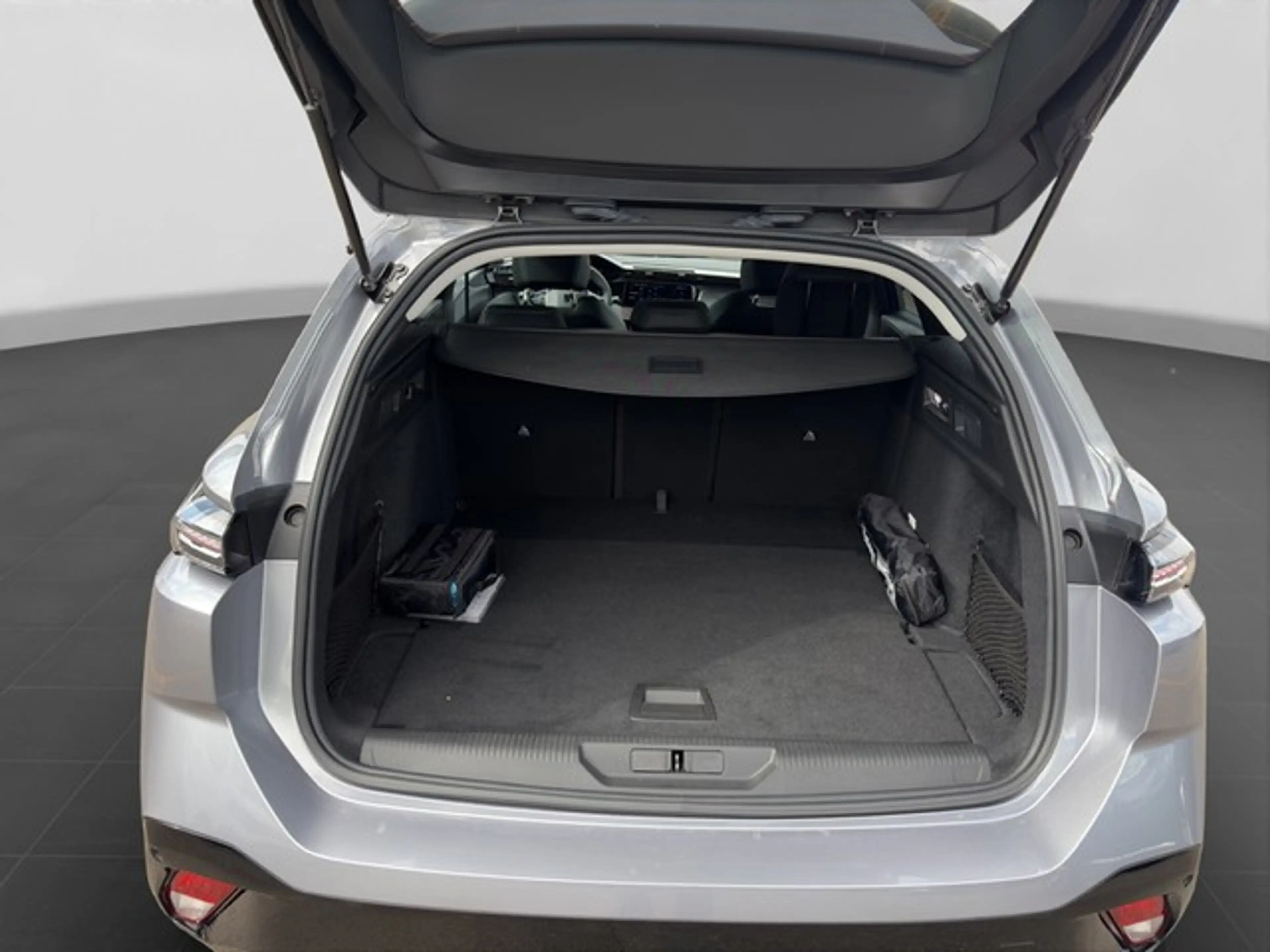 Peugeot 308 SW Allure KAMERA PDC SHZ ALLWETTER — photo 16