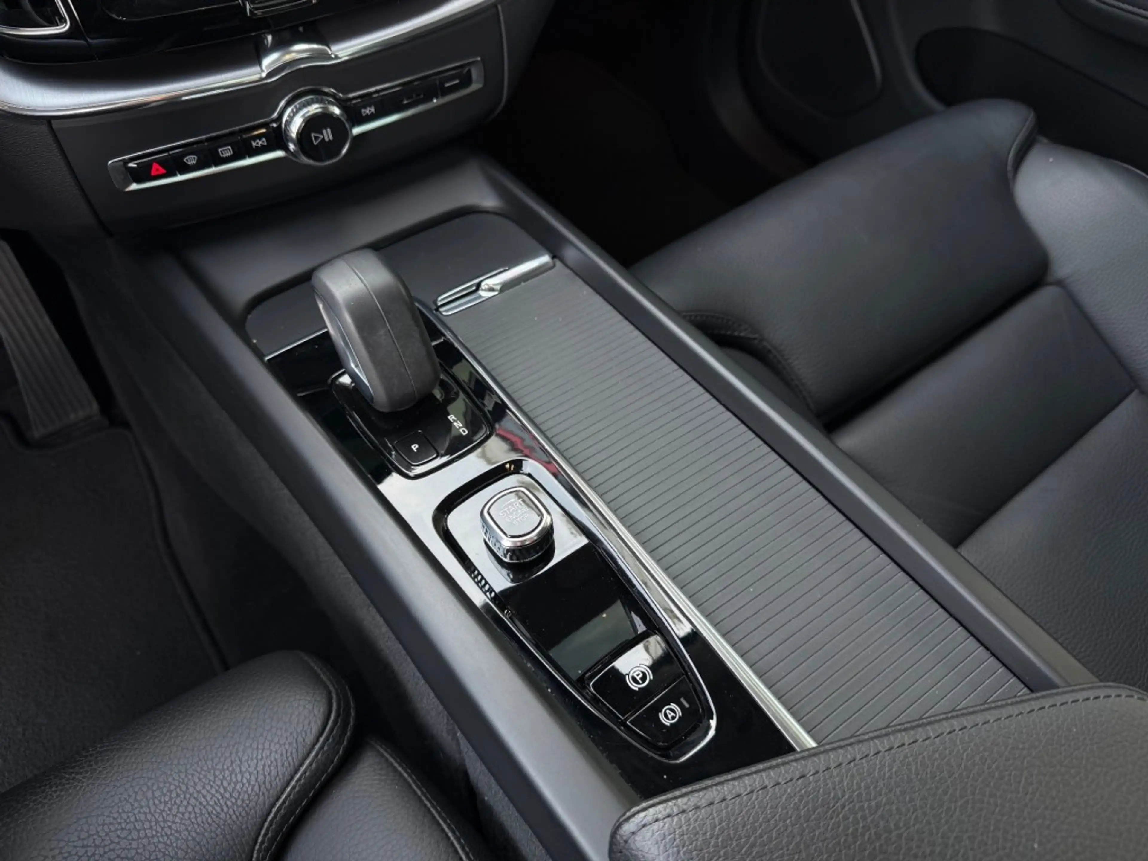 Volvo XC60 2.0 T6 Plug-in hybrid AWD Inscription Expression - — photo 47