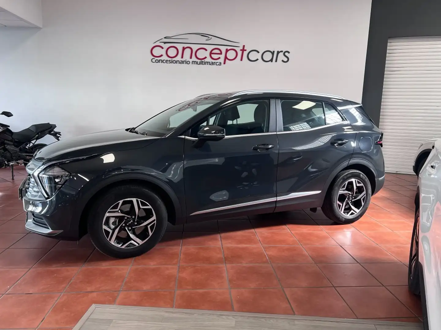 Kia Sportage 1.6 CRDi MHEV Business 4x2 DCT 136 Gris - 2