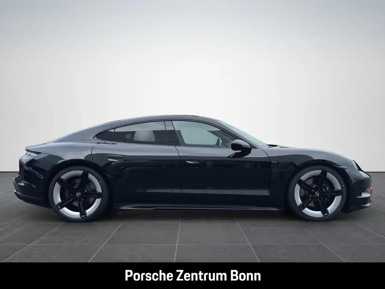 Porsche Taycan Black Edition HA-Lenkung InnoDrive 21-Zoll 4