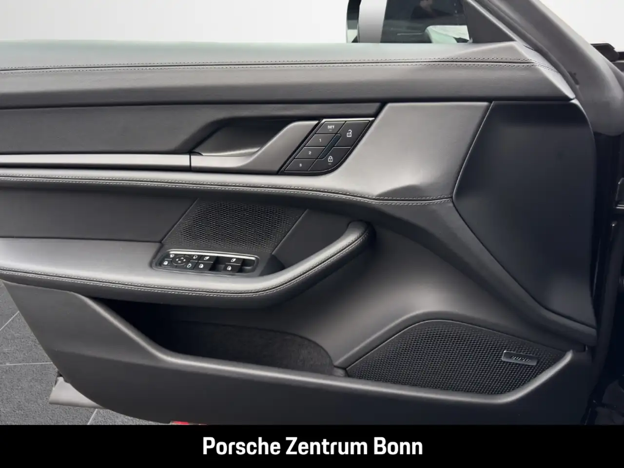 Porsche Taycan Black Edition HA-Lenkung InnoDrive 21-Zoll 12