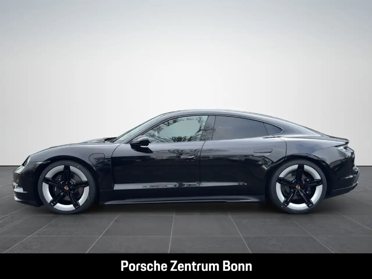 Porsche Taycan Black Edition HA-Lenkung InnoDrive 21-Zoll 8