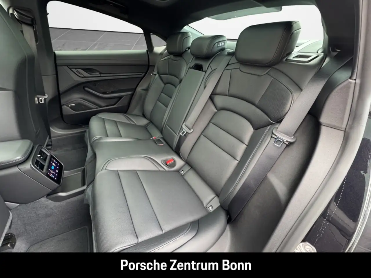 Porsche Taycan Black Edition HA-Lenkung InnoDrive 21-Zoll 13