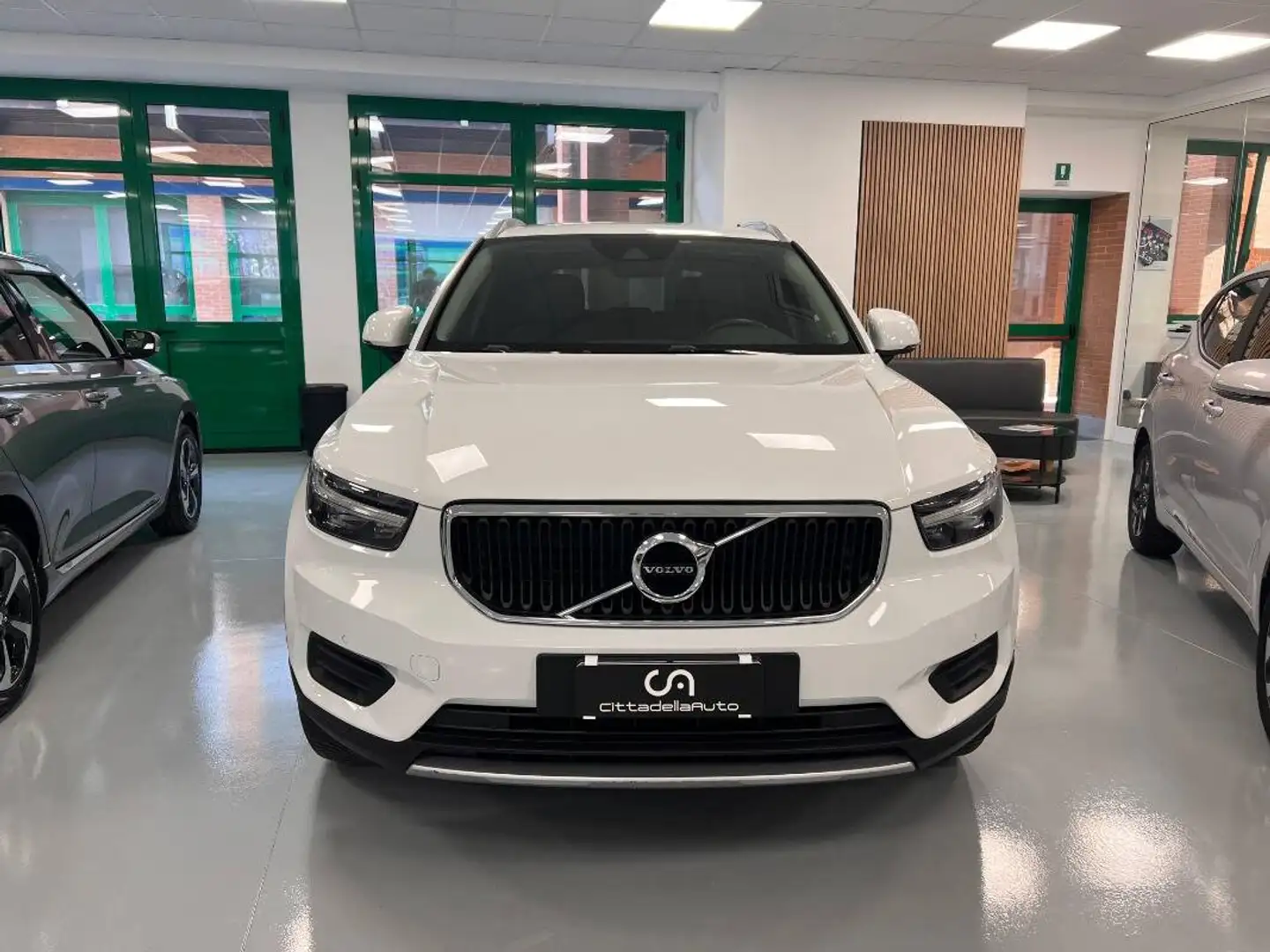 Volvo XC40 1.5 t3 Momentum 156cv Weiß - 2