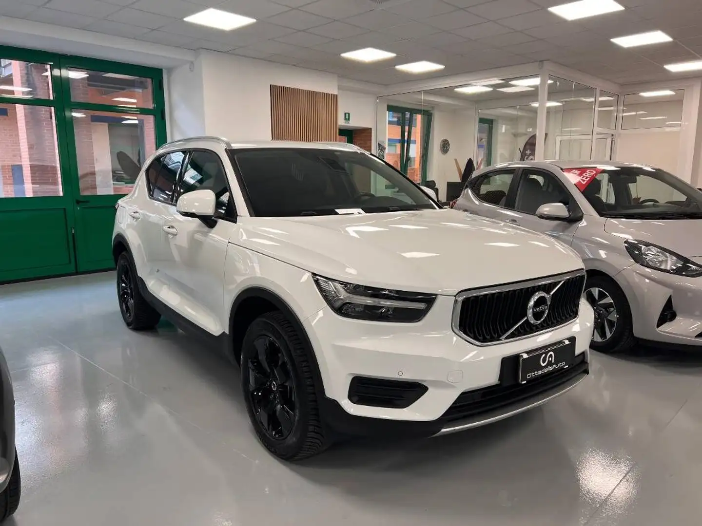 Volvo XC40 1.5 t3 Momentum 156cv Bianco - 1