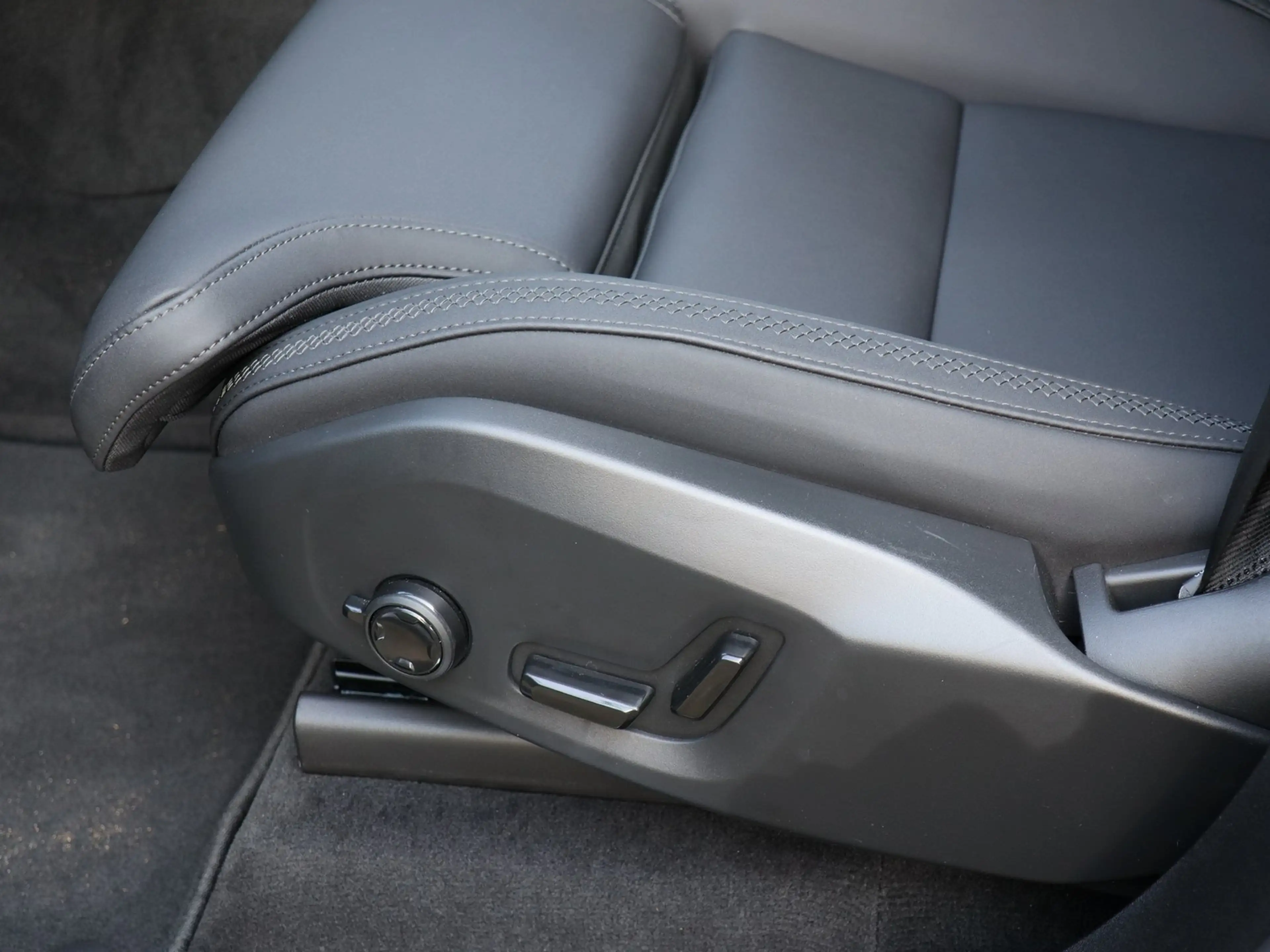 Volvo XC90 T8 AWD Reskin Ultra Dark NP:104.580,-//FOUR-C/B... — photo 13
