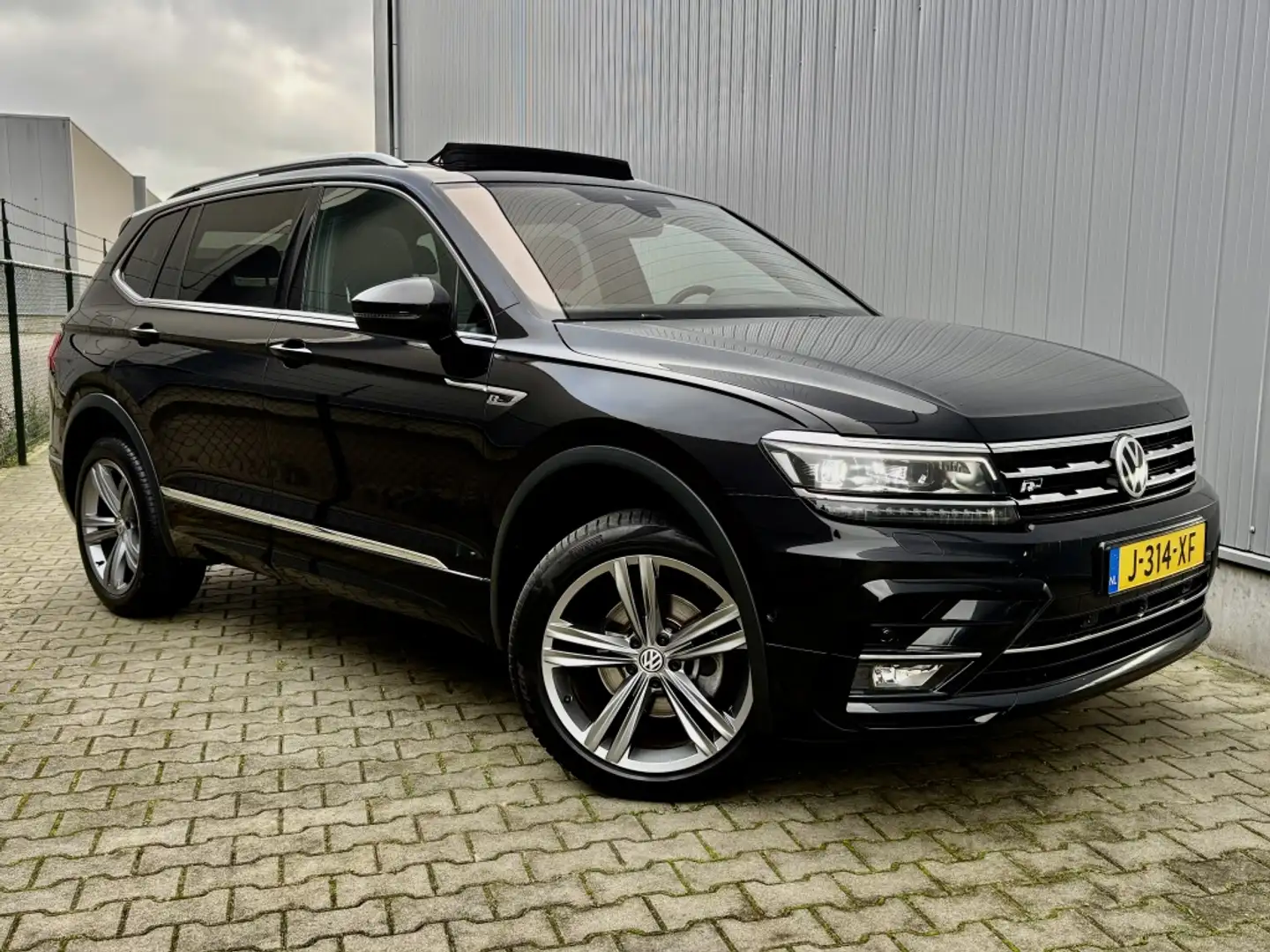 Volkswagen Tiguan Allspace 1.5 TSI AUT R-LINE 7PERS. PANODAK TREKHAAK Zwart - 2