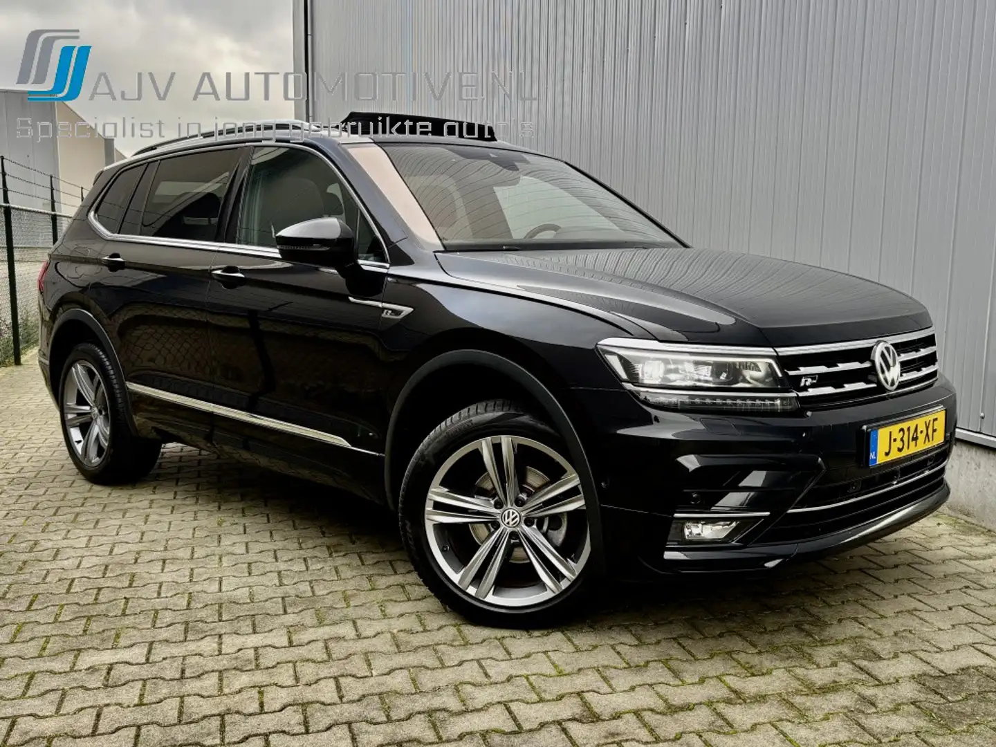 Volkswagen Tiguan Allspace 1.5 TSI AUT R-LINE 7PERS. PANODAK TREKHAAK Zwart - 1