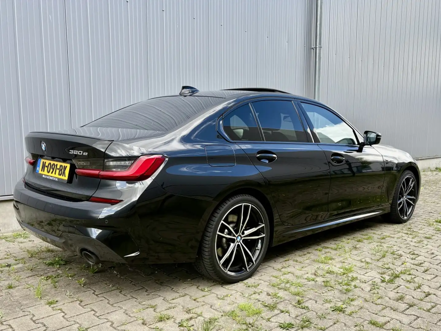 BMW 320 3-serie 320e M-SPORT BUSINESS EDITION PLUS / OPEN Zwart - 2