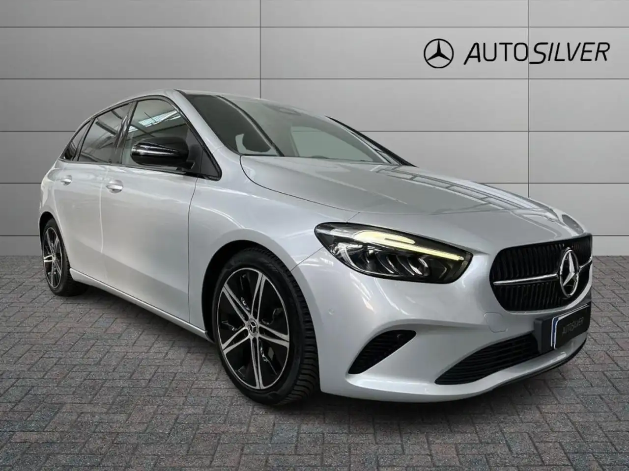 Mercedes-Benz B 180