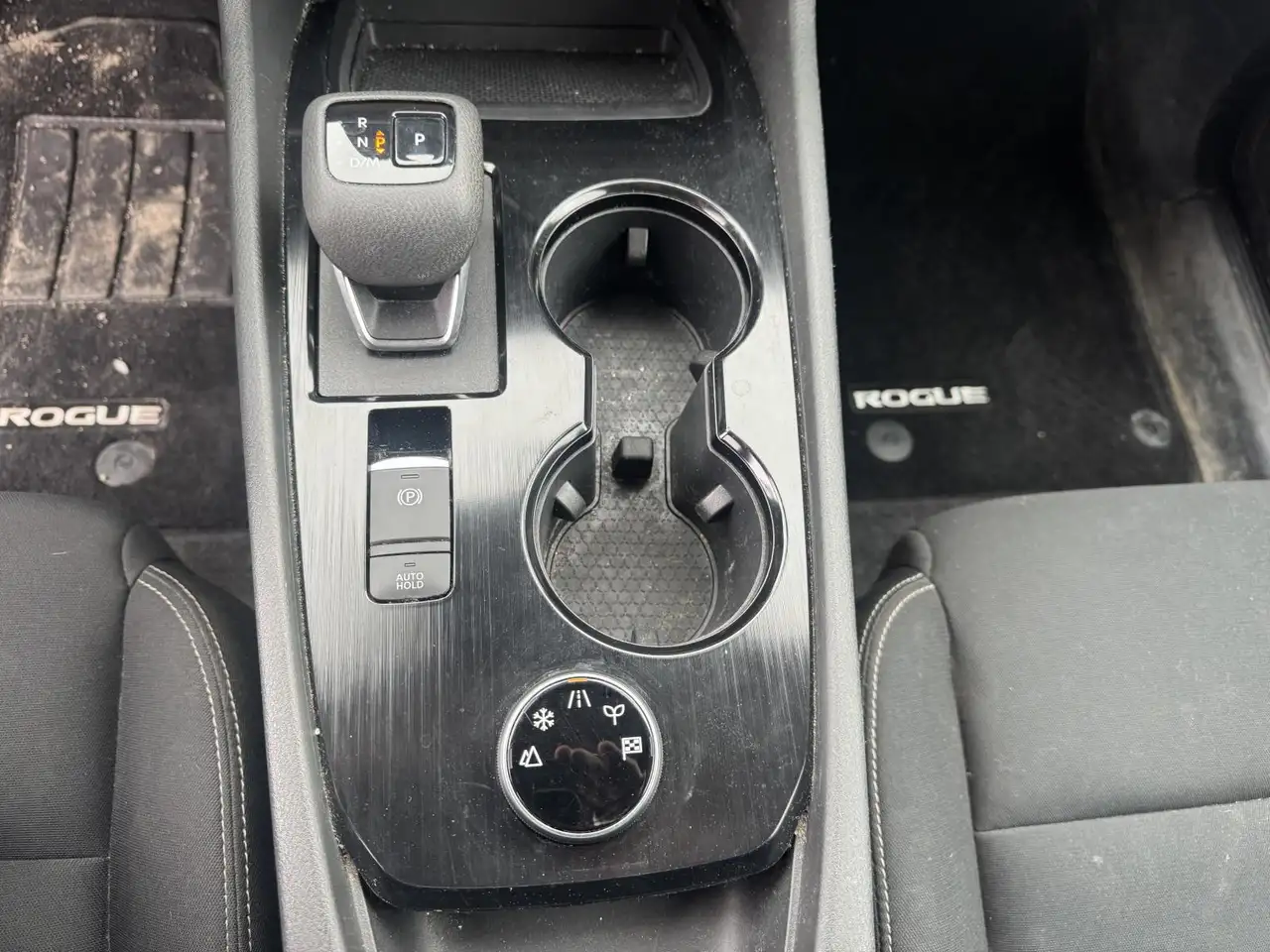 Nissan Rogue снимка Nissan Rogue