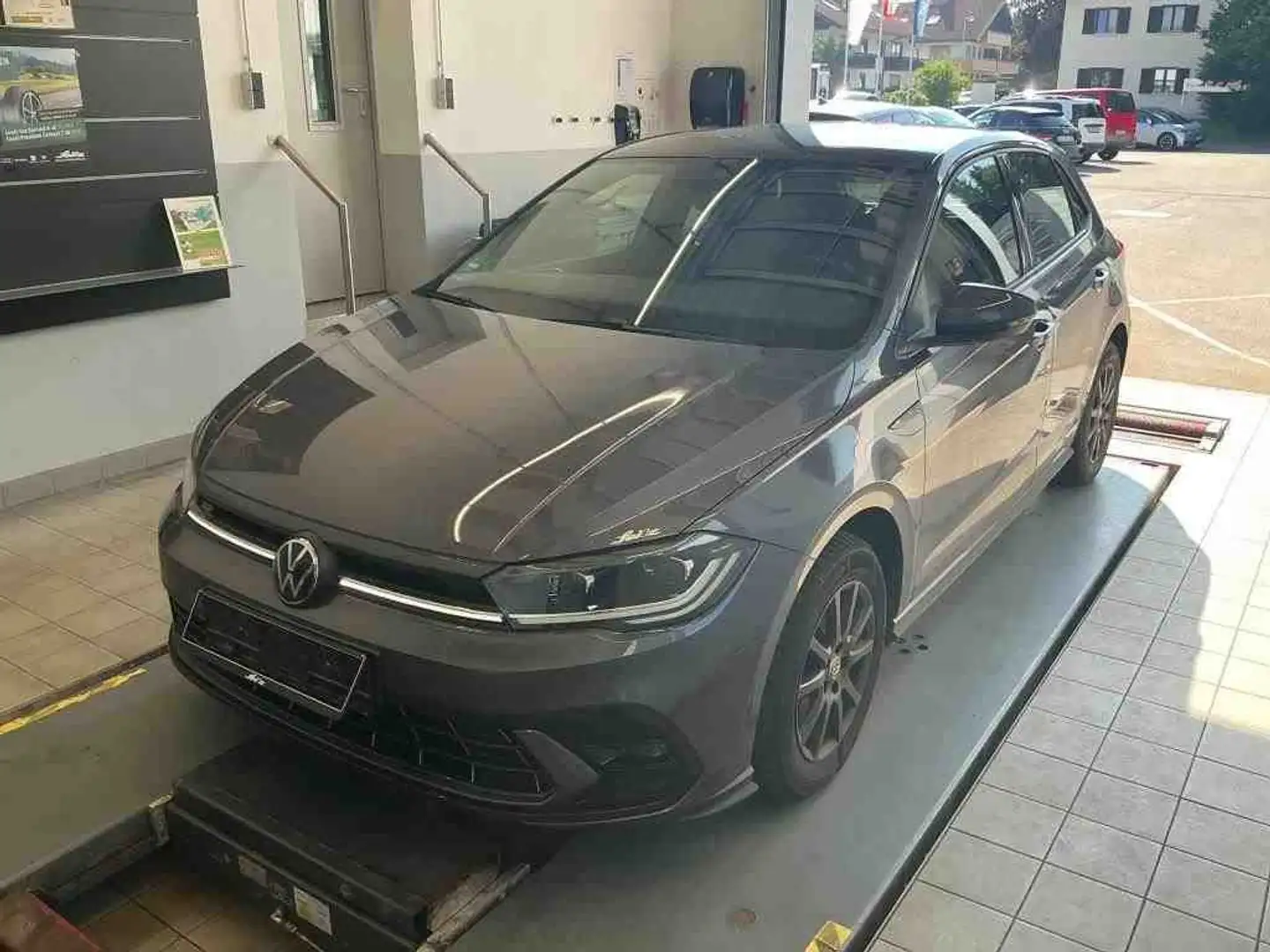 Volkswagen Polo VI 1.0 TSI R-Line *MATRIX*PDC*NAVI*SITZH* Gris - 2