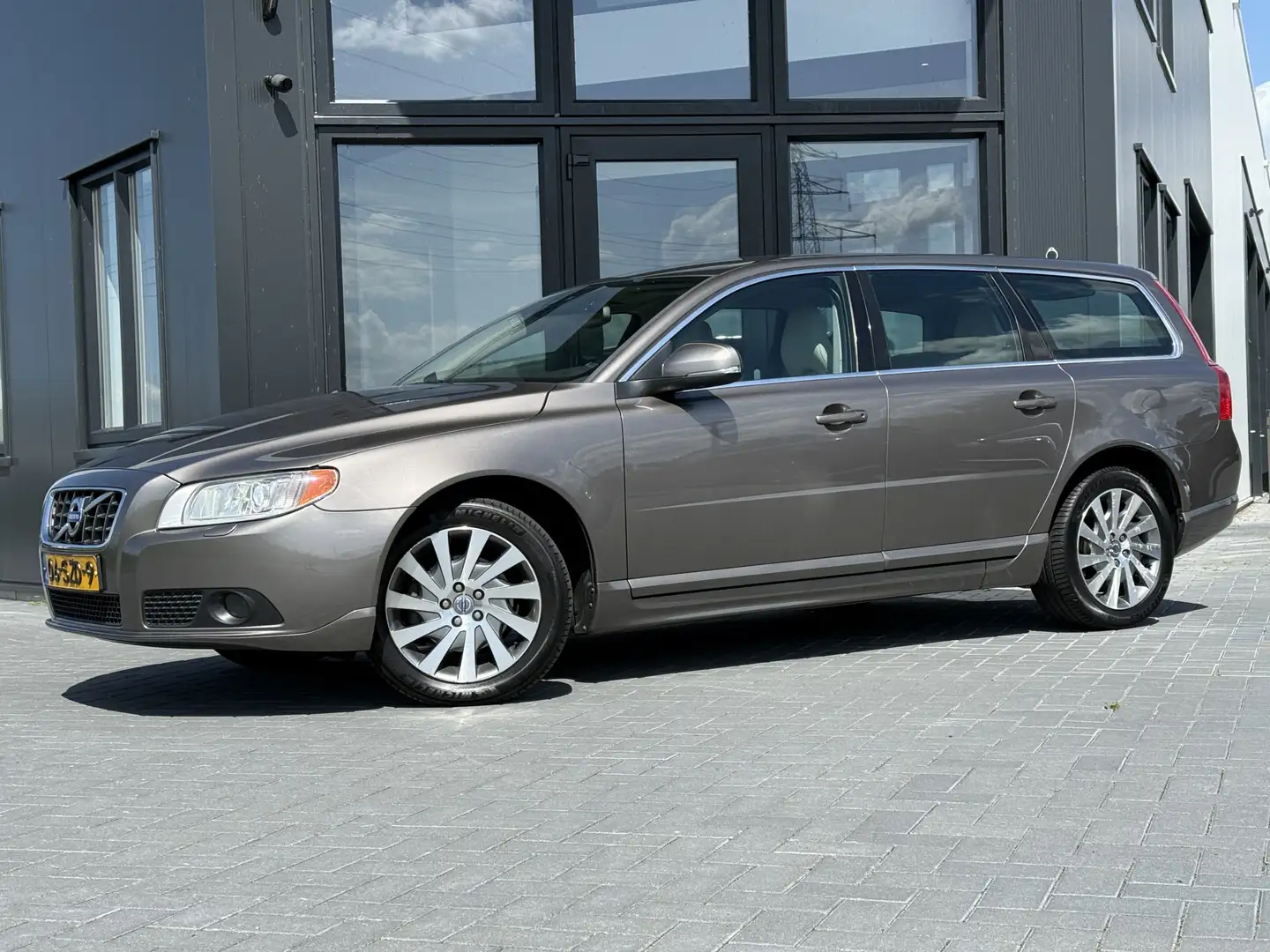 Volvo V70 1.6 T4 Limited Edition Leer | Xenon | Trekhaak | 2 Grijs - 1