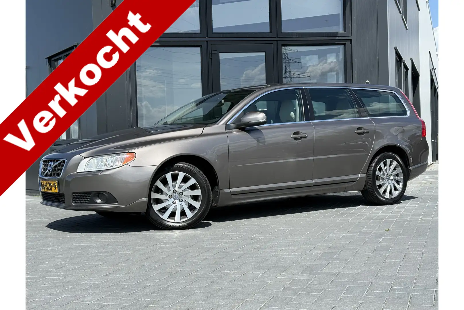 Volvo V70 1.6 T4 Limited Edition Leer | Xenon | Trekhaak | 2 Gris - 1