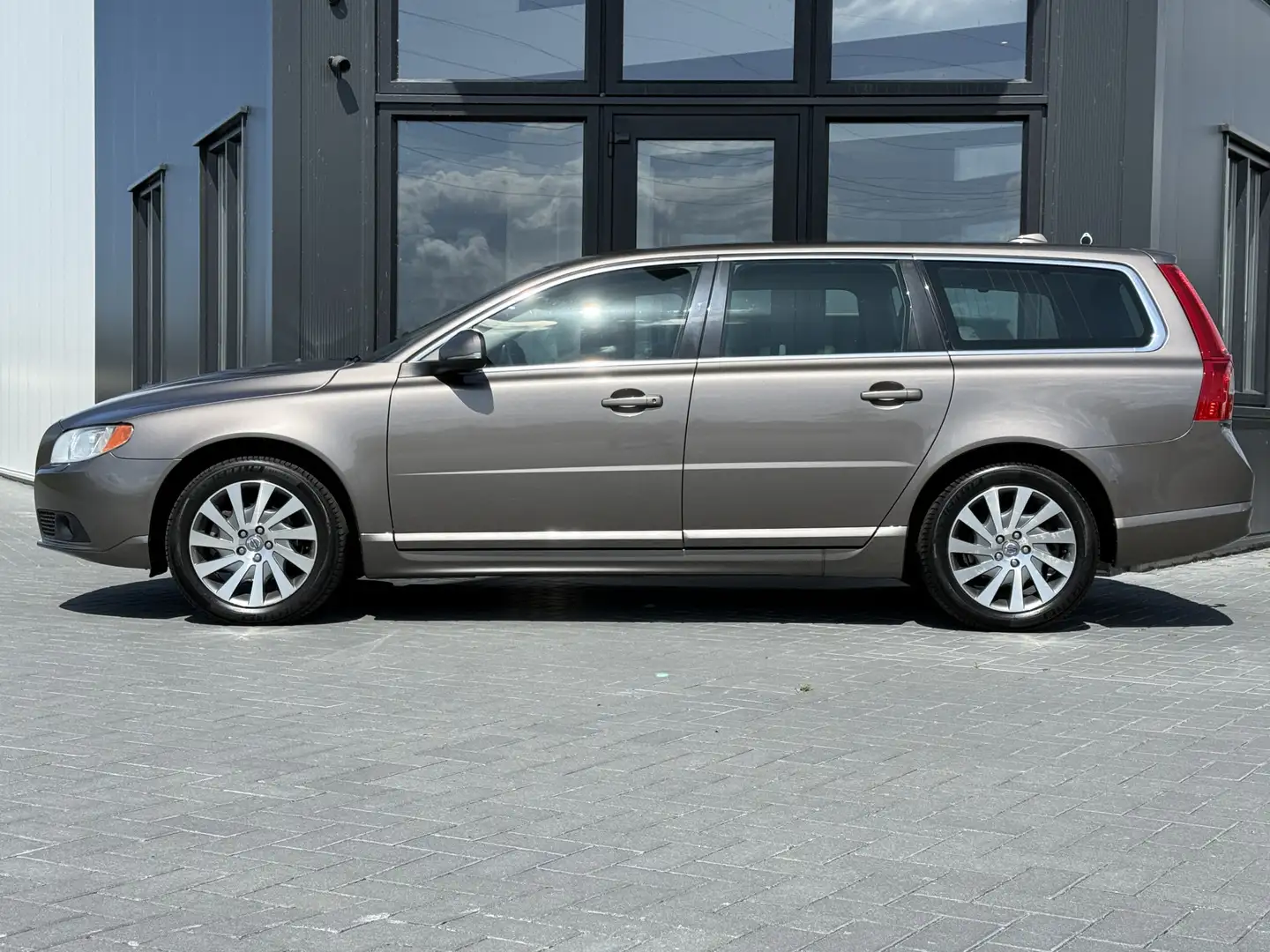 Volvo V70 1.6 T4 Limited Edition Leer | Xenon | Trekhaak | 2 Grijs - 2