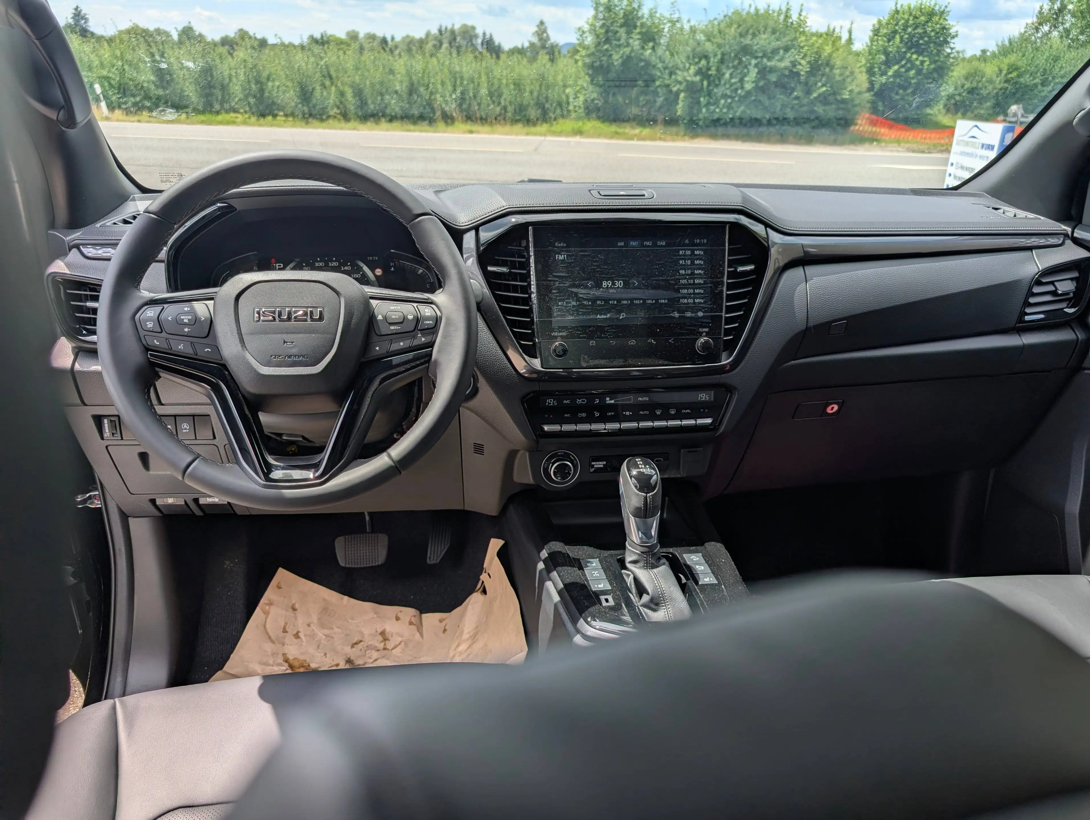 Isuzu D-Max D-Max 2.2 Space Cab 4WD AT V-Cross — photo 12