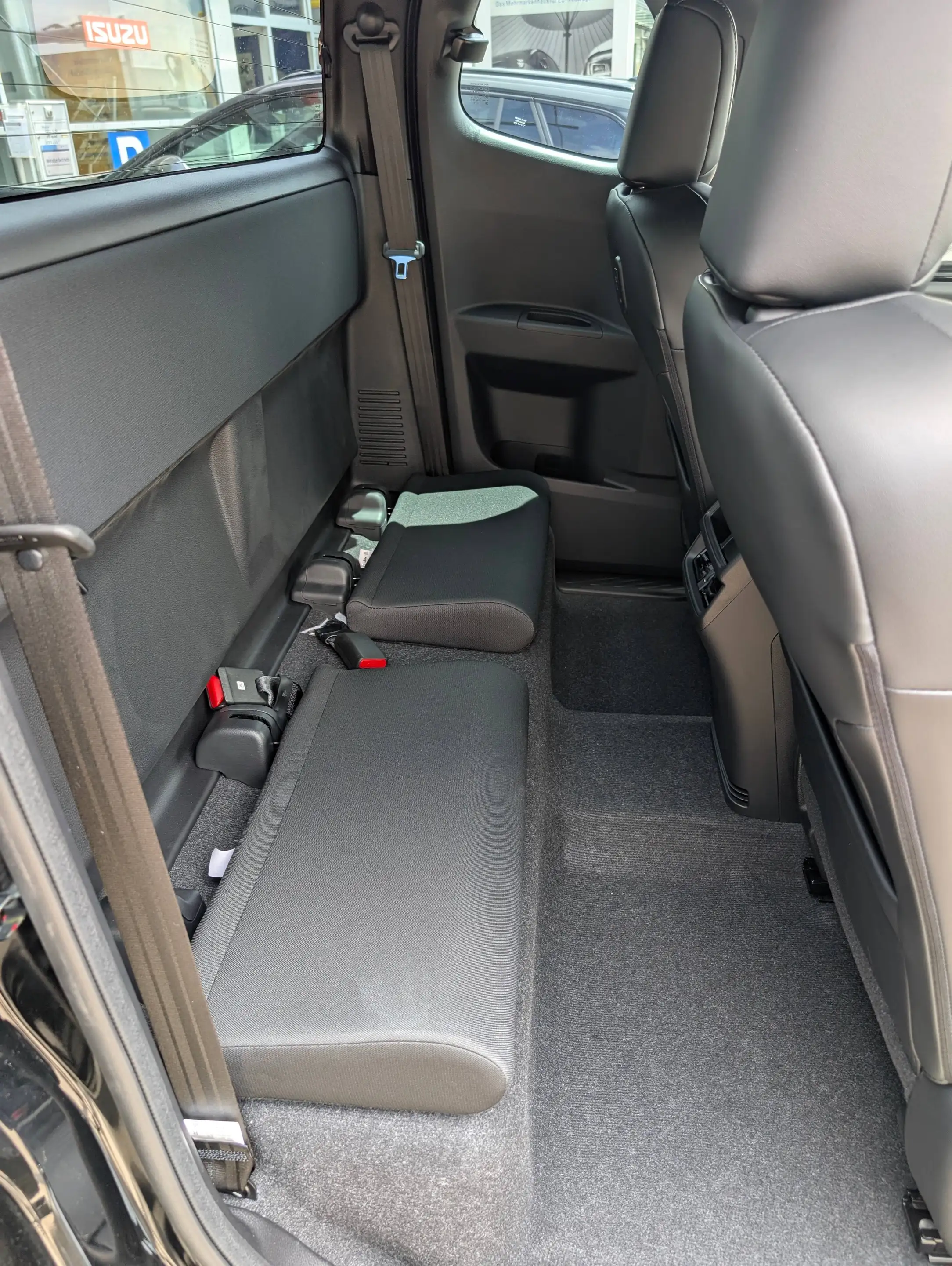 Isuzu D-Max D-Max 2.2 Space Cab 4WD AT V-Cross — photo 9