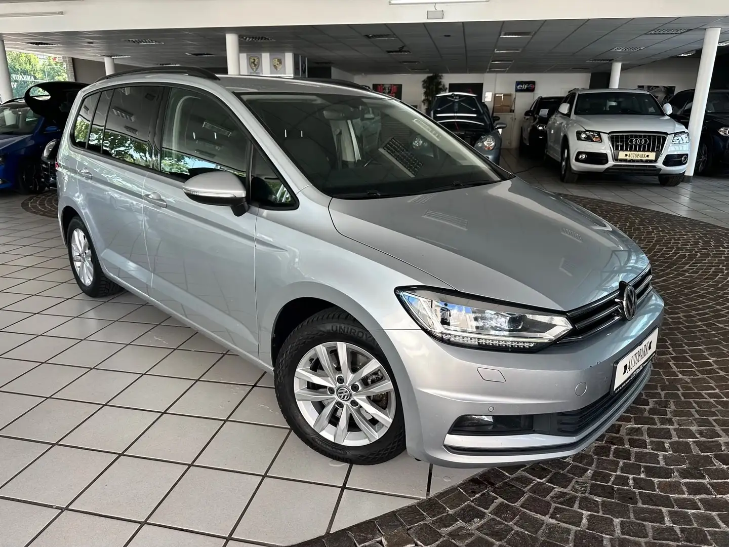 Volkswagen Touran Comfortline 2.0TDI DSG Navi Discover LED Ezüst - 1