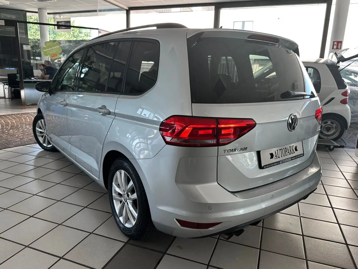 Volkswagen Touran Comfortline 2.0TDI DSG Navi Discover LED Ezüst - 2