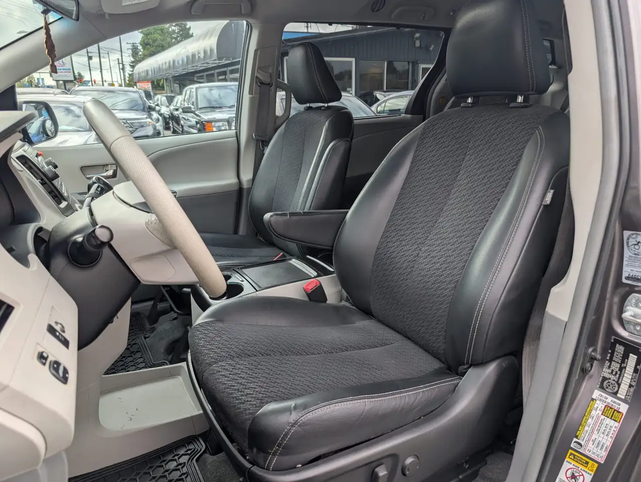Toyota Sienna снимка Toyota Sienna