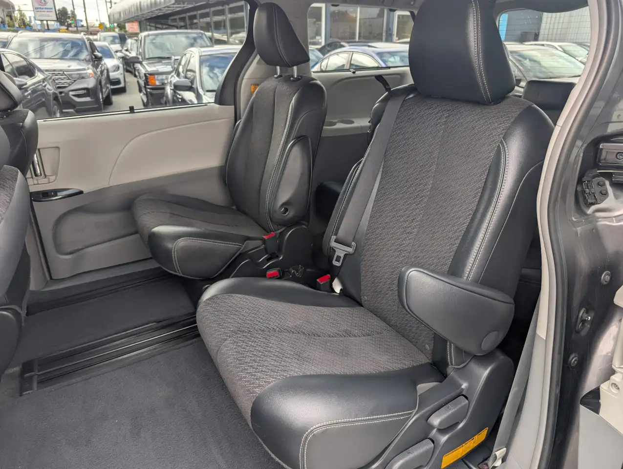 Toyota Sienna снимка Toyota Sienna
