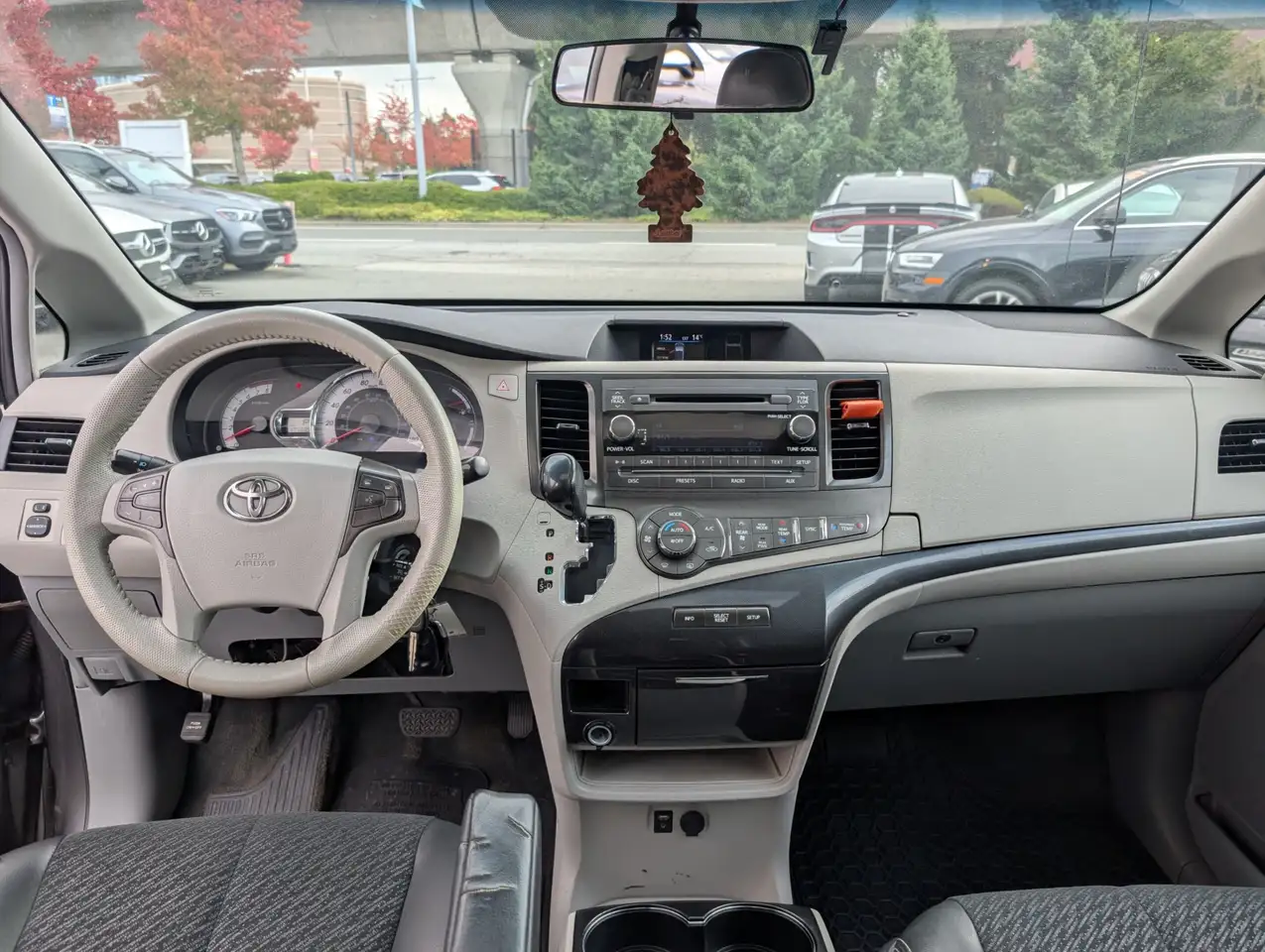 Toyota Sienna снимка Toyota Sienna