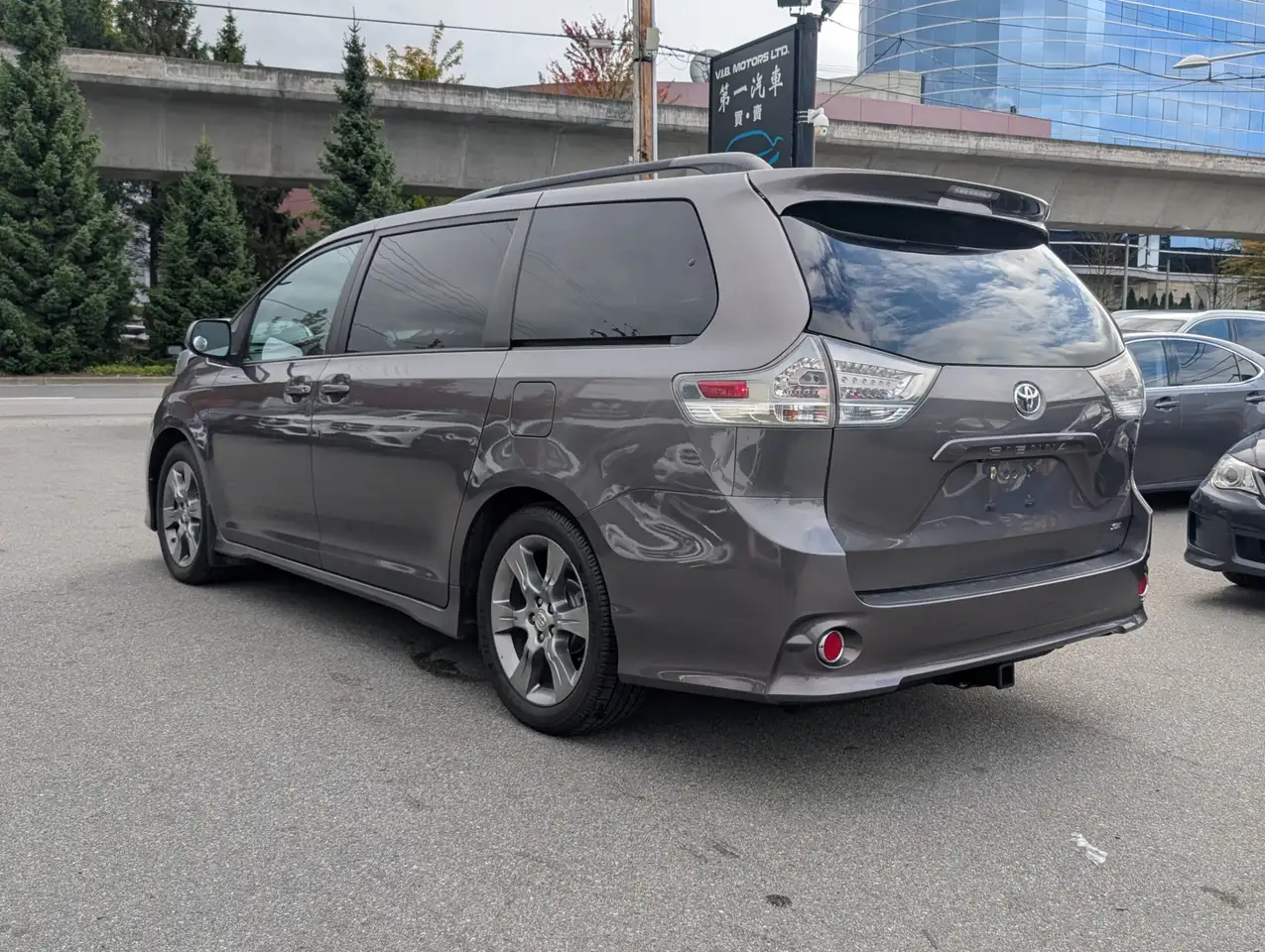Toyota Sienna снимка Toyota Sienna