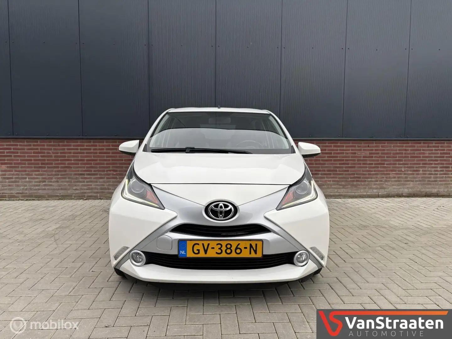Toyota Aygo 1.0 VVT-i X-Pure | Naviga. | Dealerond. | Bluet. Wit - 2