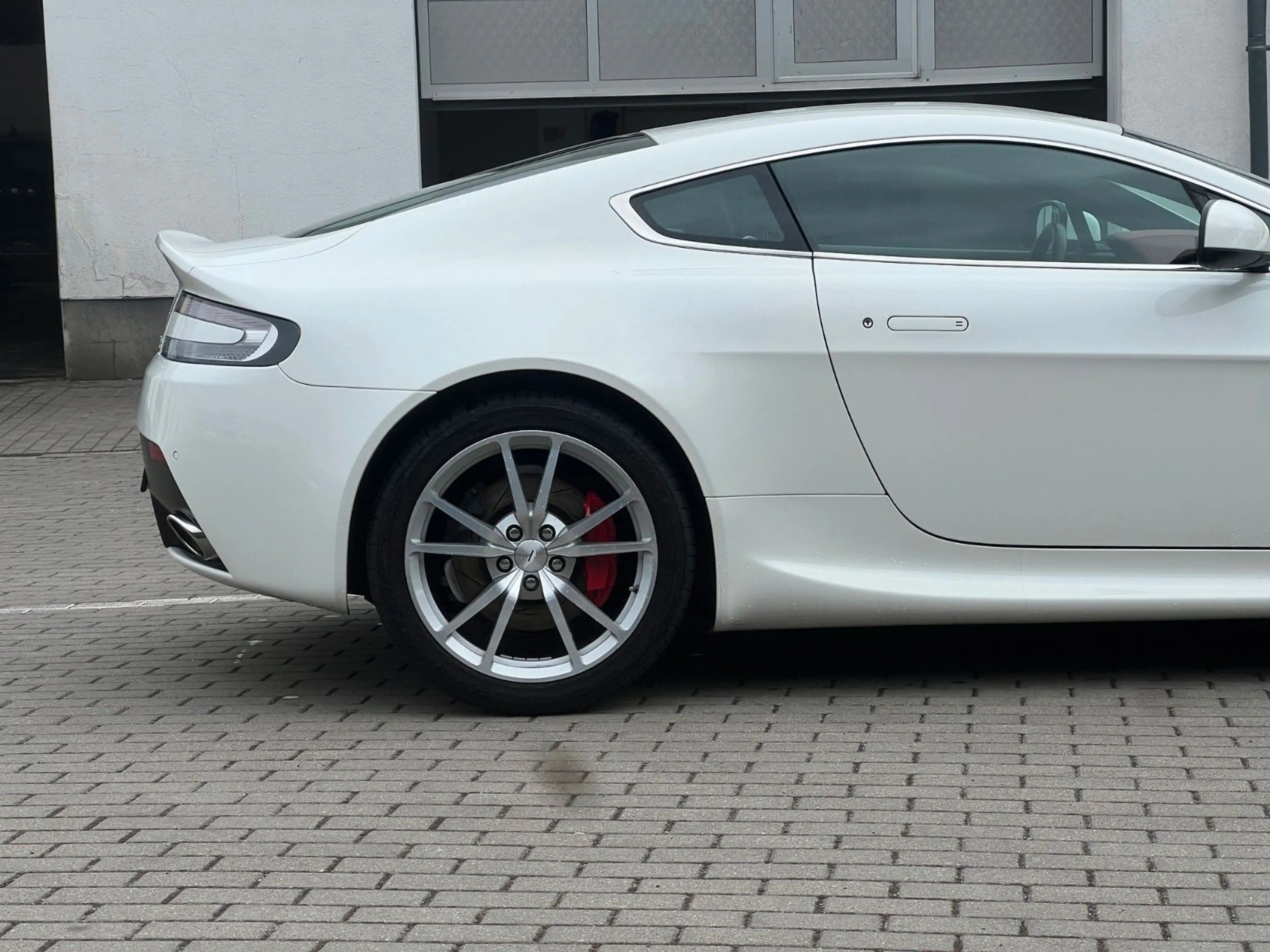 Aston Martin V8 Coupe*RFK nur 18TKM*wie NEU — photo 9