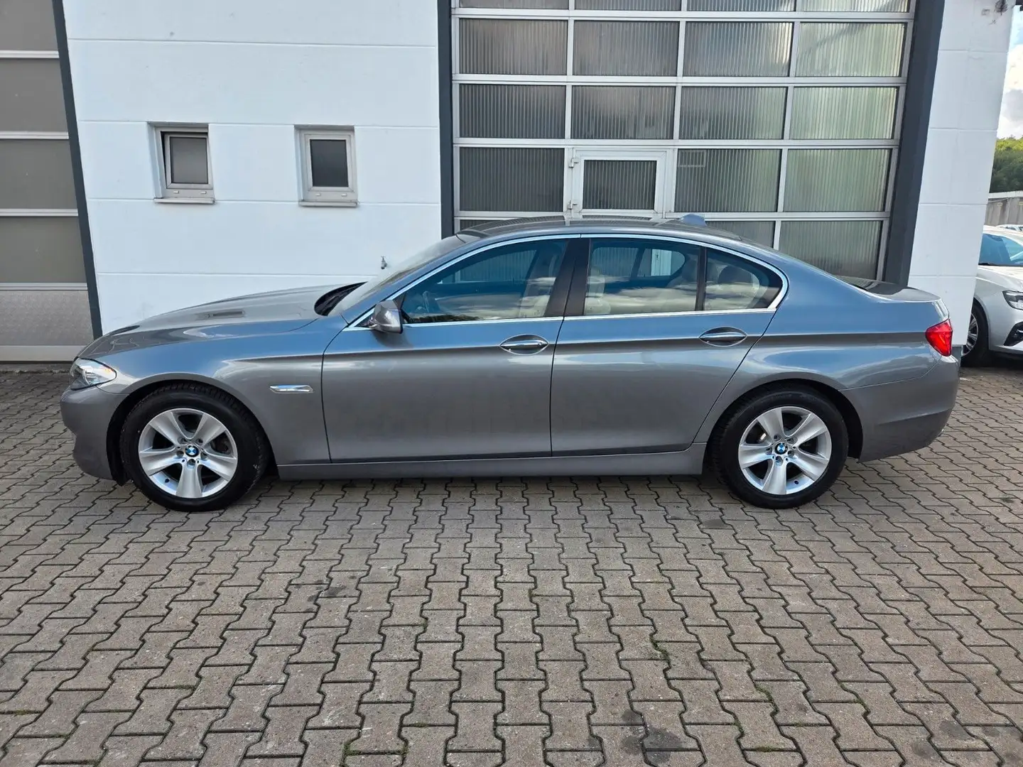 BMW 520 iA S-Heft/Leder/SHZ/ Navi/Automatik Grau - 2