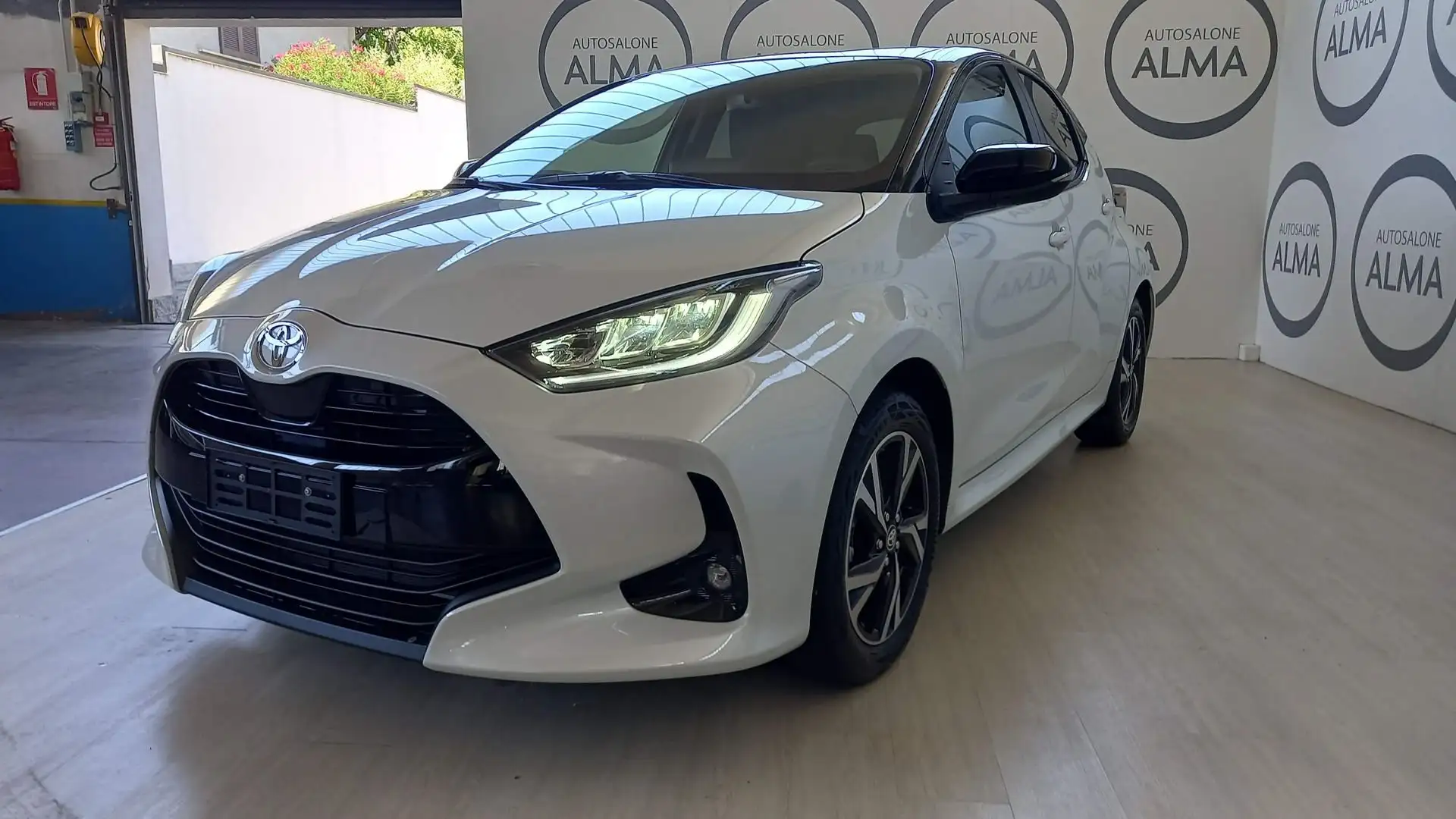 Toyota Yaris Yaris 1.5 Hybrid 5 porte Trend Wit - 2