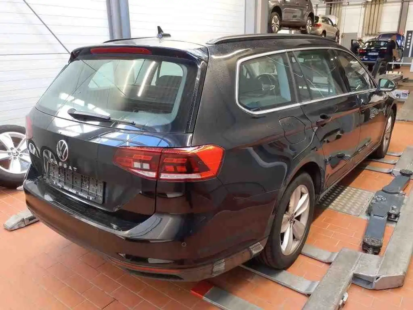 Volkswagen Passat Variant Business2.0TDI DSG LED Navi SHZ Schwarz - 2