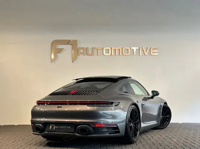 Porsche 911 view 3