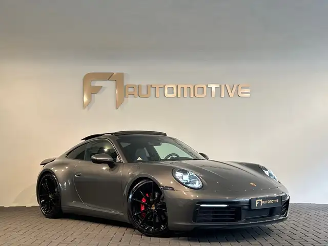 Porsche 911 view 6