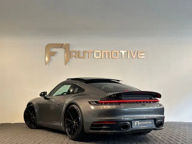 Porsche 911 view 7