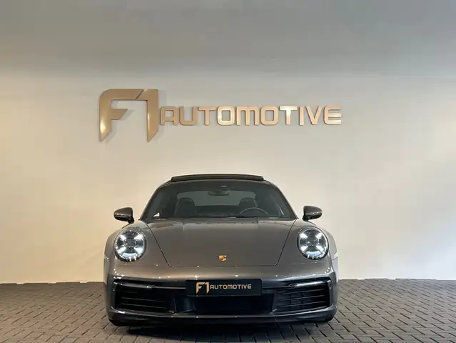 Porsche 911 view 8