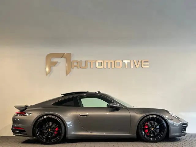 Porsche 911 view 11