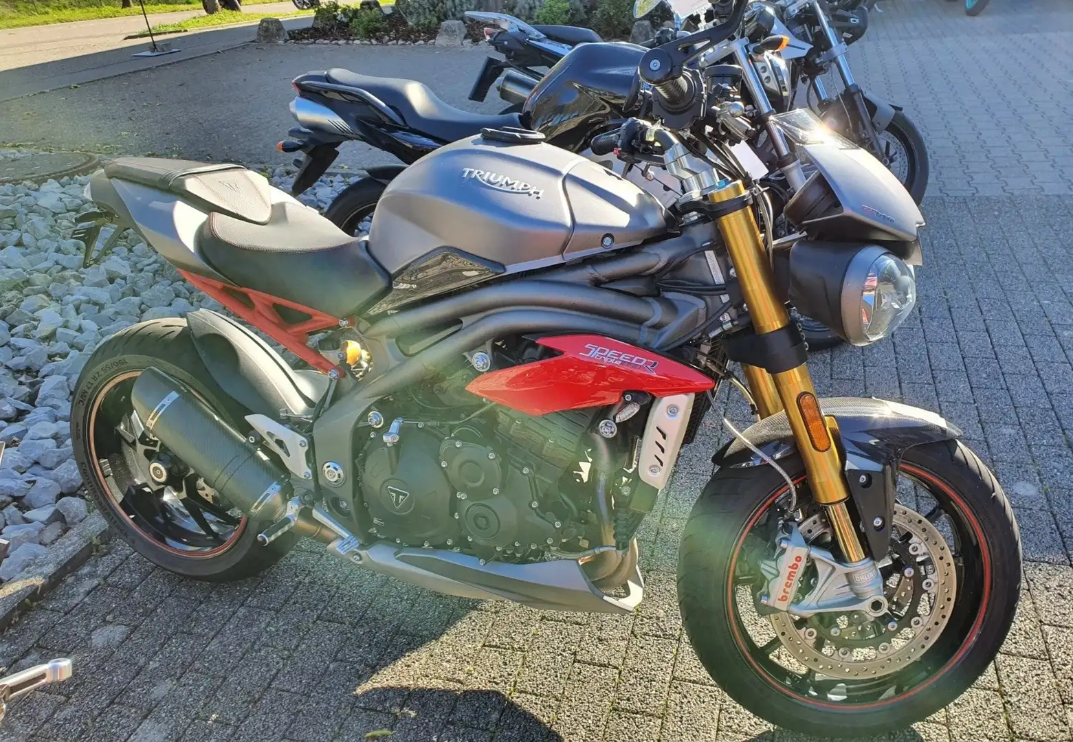Triumph Speed Triple R - 1