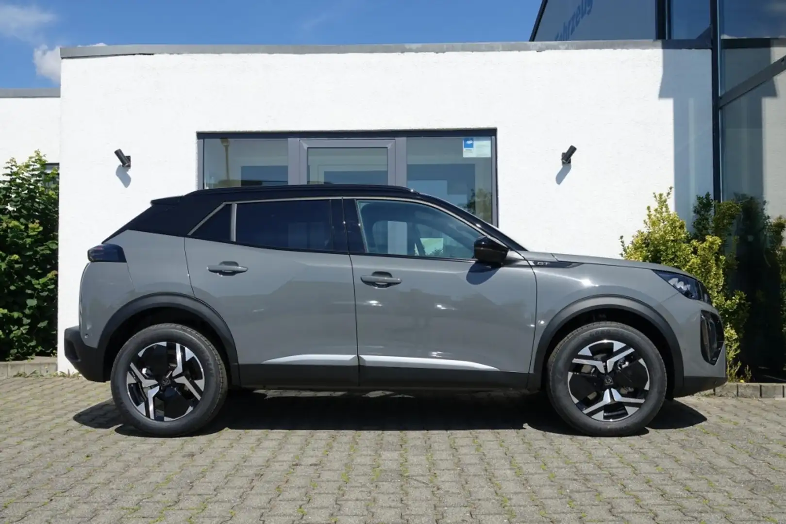 Peugeot 2008 GT HYBRID +Pano/360°/Navi/Alcantara Grau - 2